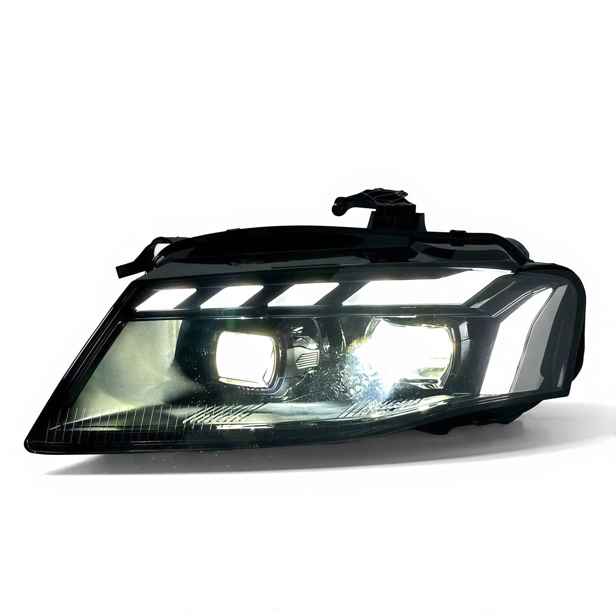 Audi A4 B8 (2008–2012) priekinių žibintų atnaujinimas į RS stiliaus LED su dienos šviesų sistema